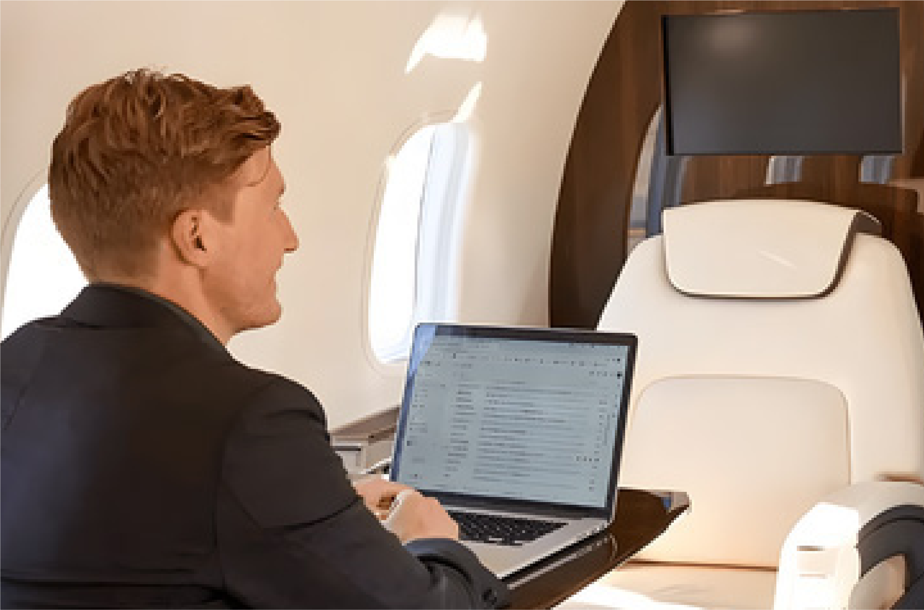 Pasajero trabajando a bordo de un vuelo privado