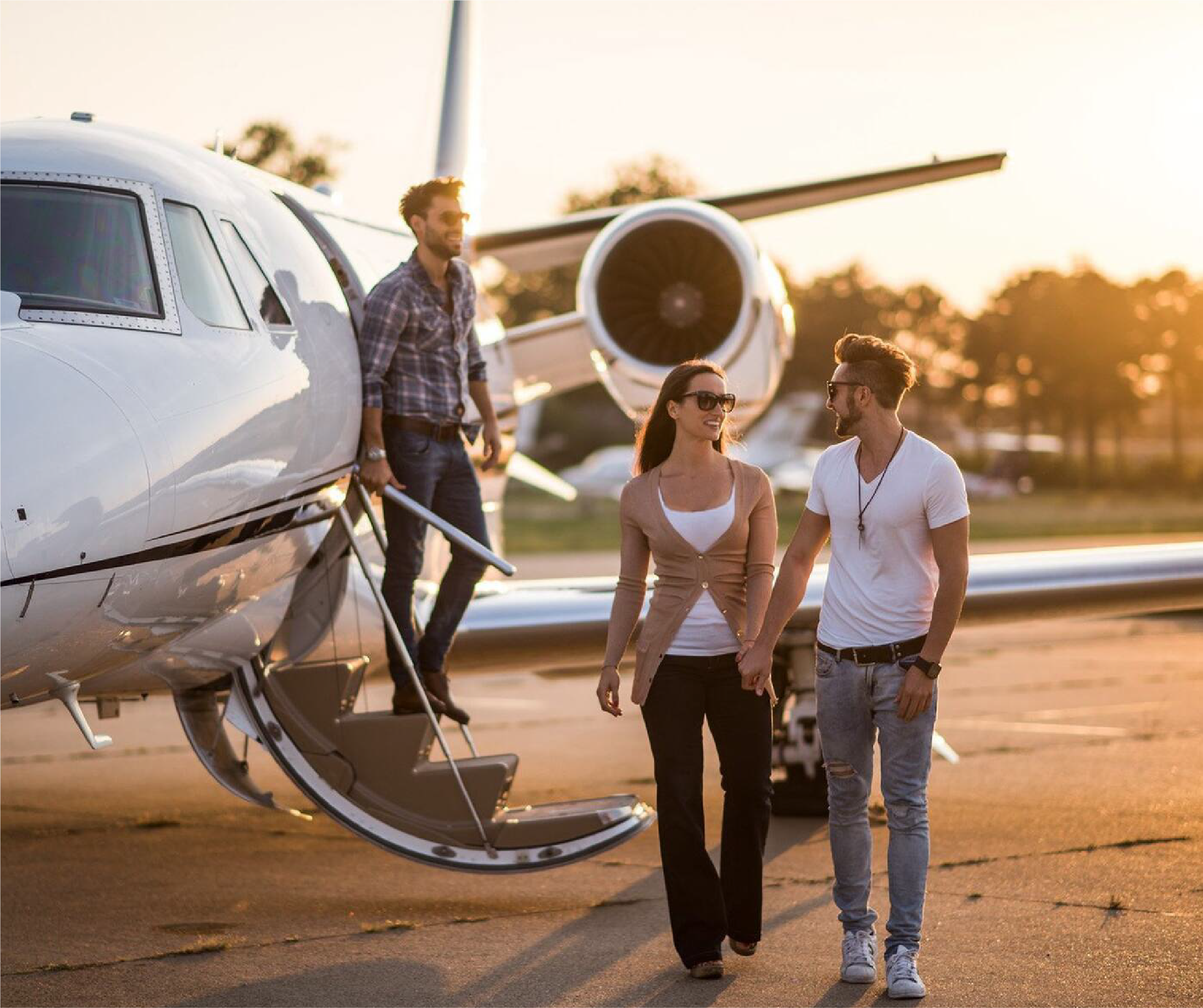 Grupo junto a un avión privado